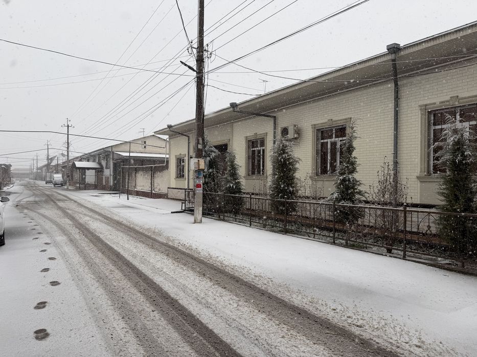 Уй сотилади 8 сотих. 7 та хона. Пишган гиштдан курилган. Падвали бор.