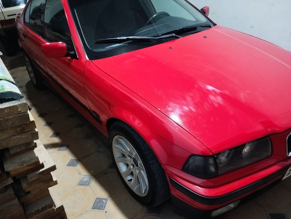 Продам БМВ 316i E36 АКПП автомат цвет красный двигатель 1.8 ЛТ .