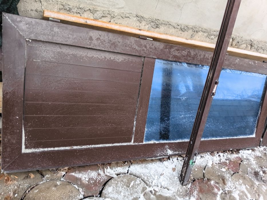 Продаётся...дверь алюминиевая двухстворчатая.