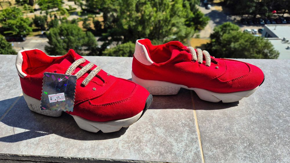 Обувки маратонки червени, с етикет