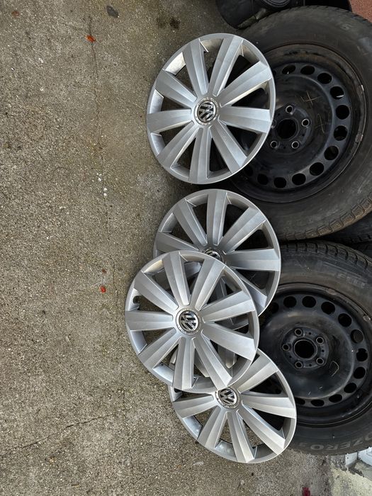 Vând set 4 anvelope de iarnă Pirelli + jante tablă + capace originale
