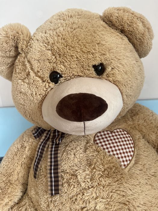 Голям плюшен мечок