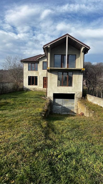 Casă la roșu de vânzare