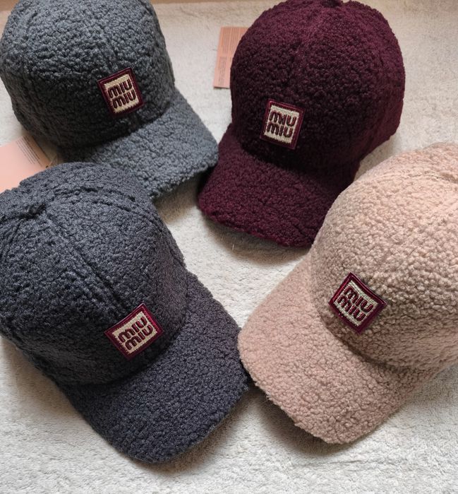 Шапки различни модели и цветове