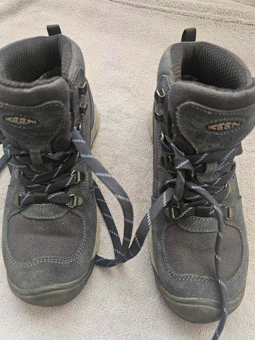 Дамски туристически обувки KEEN