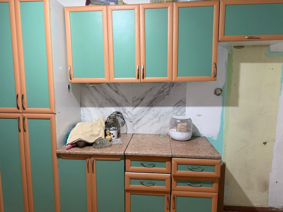 Кассовый стол ,кухонный гарнитур, шкаф