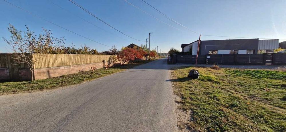 Vand teren langa padure,drum amenajat,case noi construite,640mp,27000E