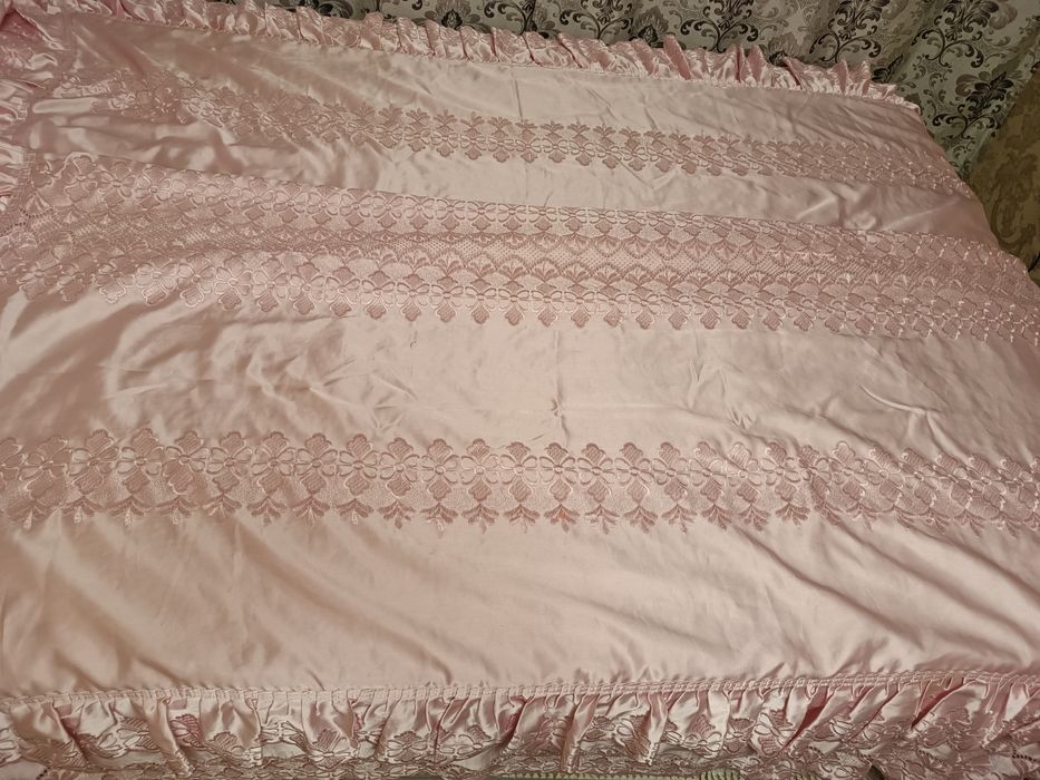 Продам покрывало на кровать б/у