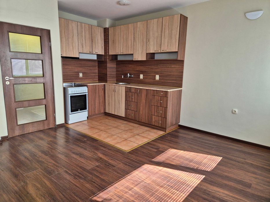 Продавам тристаен южен апартамент в гр.Велико Търново