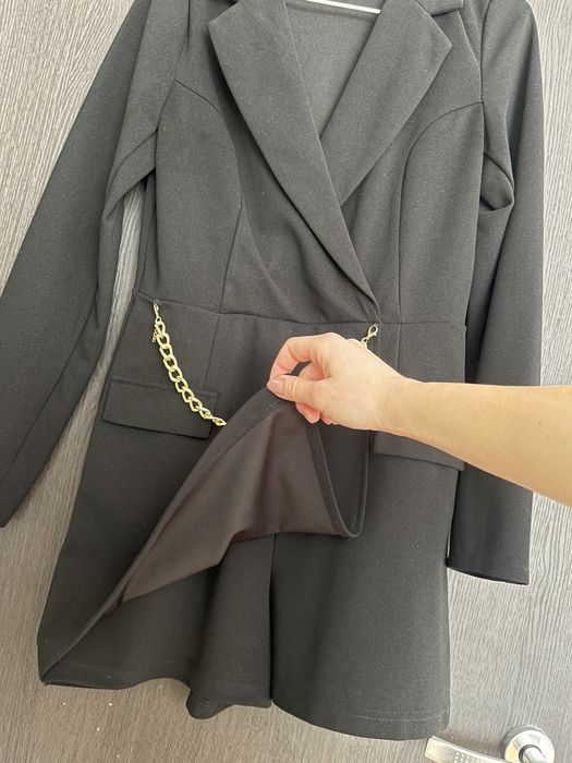 Черен блейзър-сукман с пола-панталон и златна верижка С размер