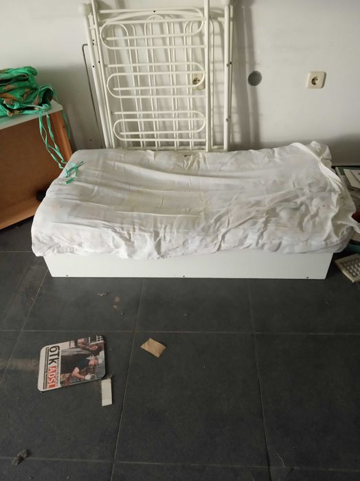 Детска кошара в отлично състояние ,  в комплект с нов спален комплект.