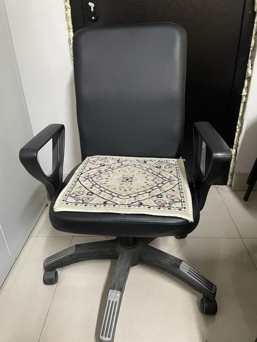 Офисные стулья.