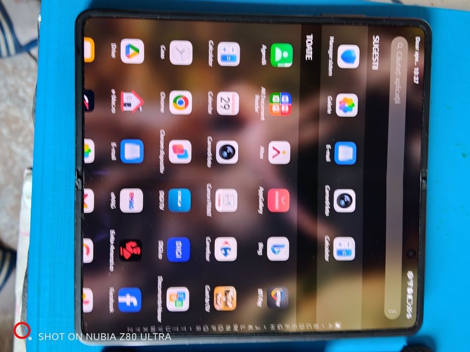 Honor Magic V2..
