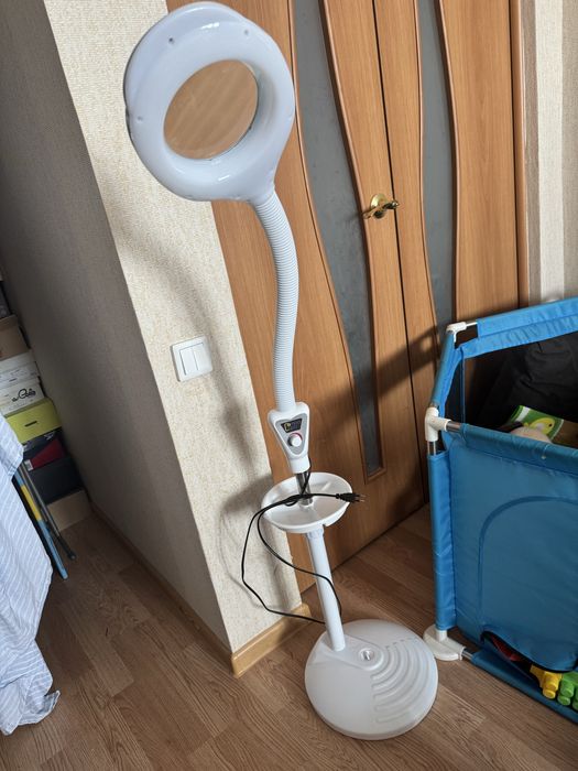 Лампа-лупа косметологическая