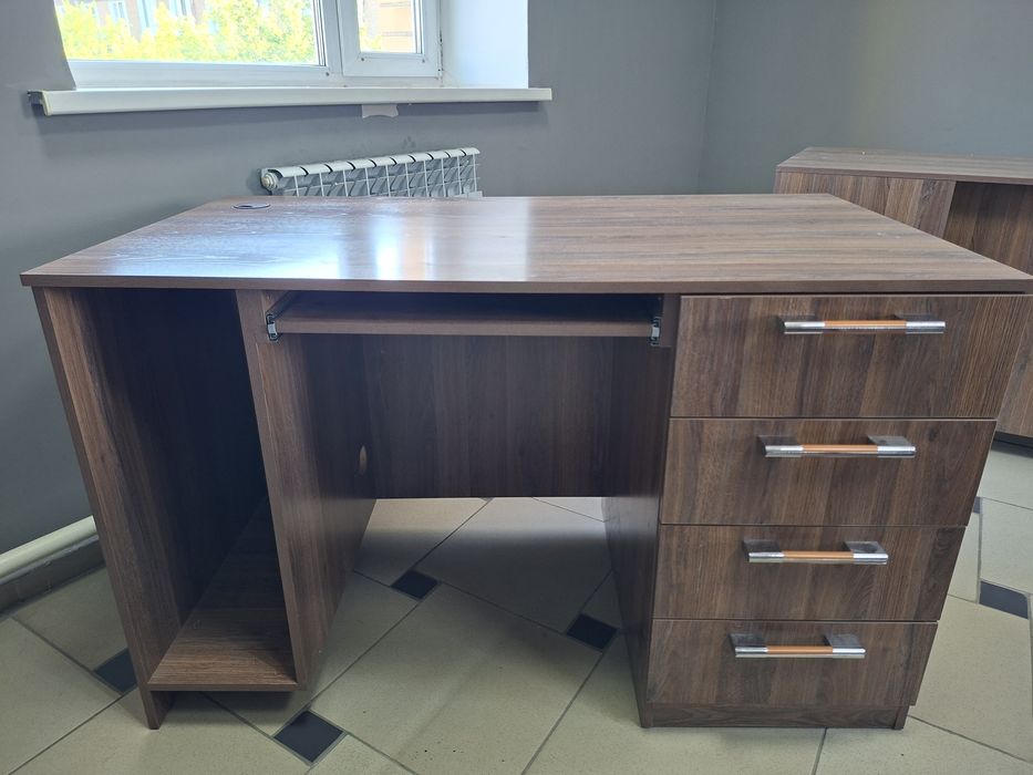 Продам стол офисный