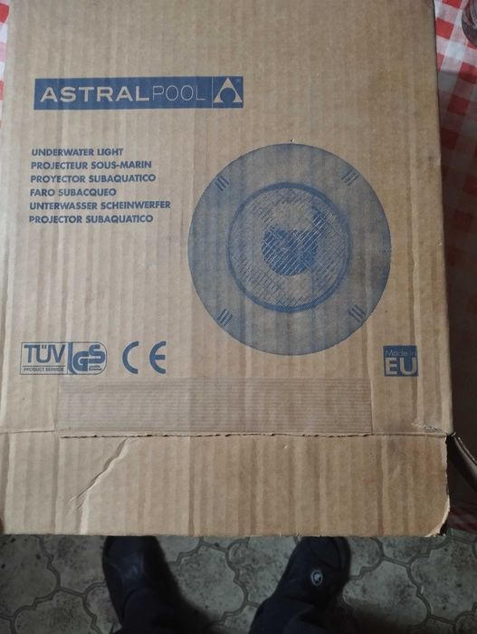 Халогенен прожектор за басейн