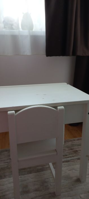 Vând birou și scaun copii