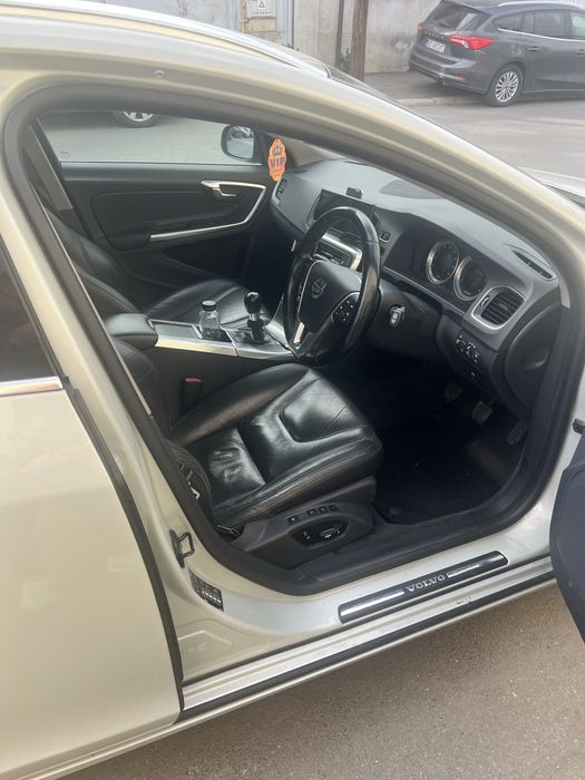 Vand/Schimb Volvo V60 D5 2011 volan pe dreapta