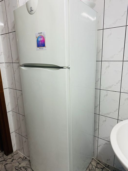 Frigider Indesit +congelator, conditie foarte buna