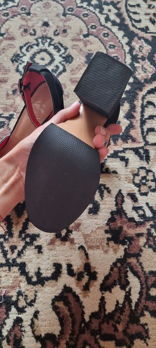 Продам новые босоножки.