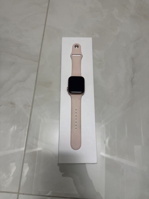 Продается Apple Watch SE gold 44mm
