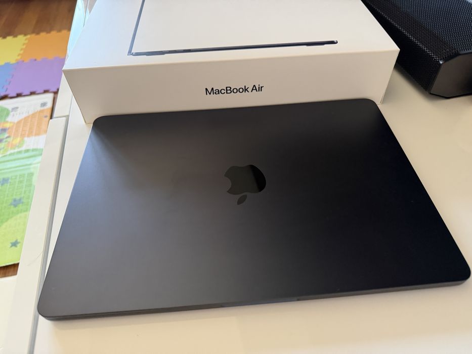 MacBook Air 13” cu cip Apple M2, 8 GB memorie SSD de 256 GB.