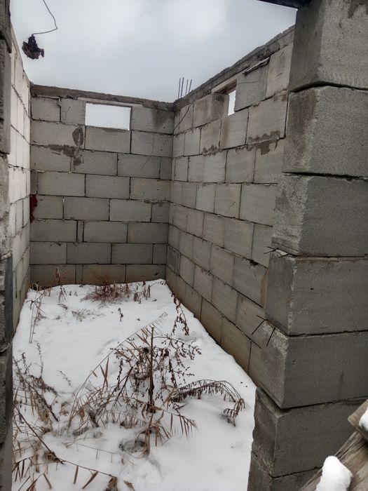 Продам недостроенный дом с участком