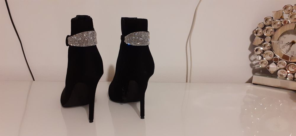 Botine imitatie piele intoarsaa cu strasuri