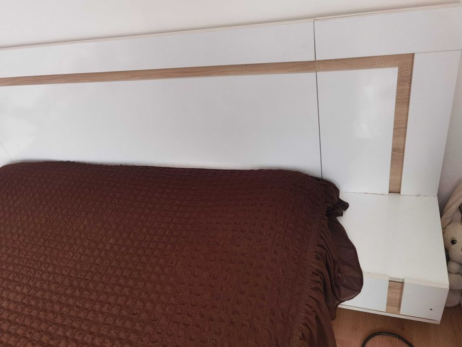 Бяла спалня, нощни шкафчета