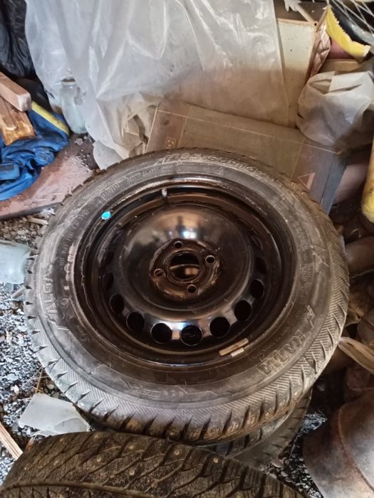 Продам зимние шины вместе с дисками.