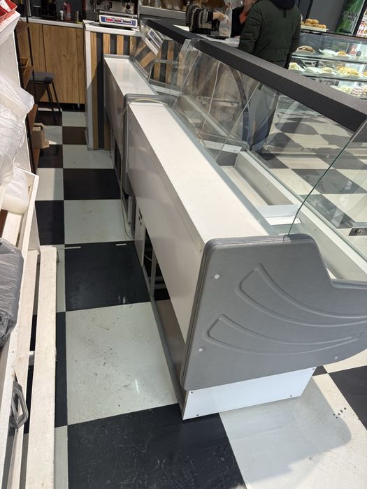 Витринный холодильник промышленный