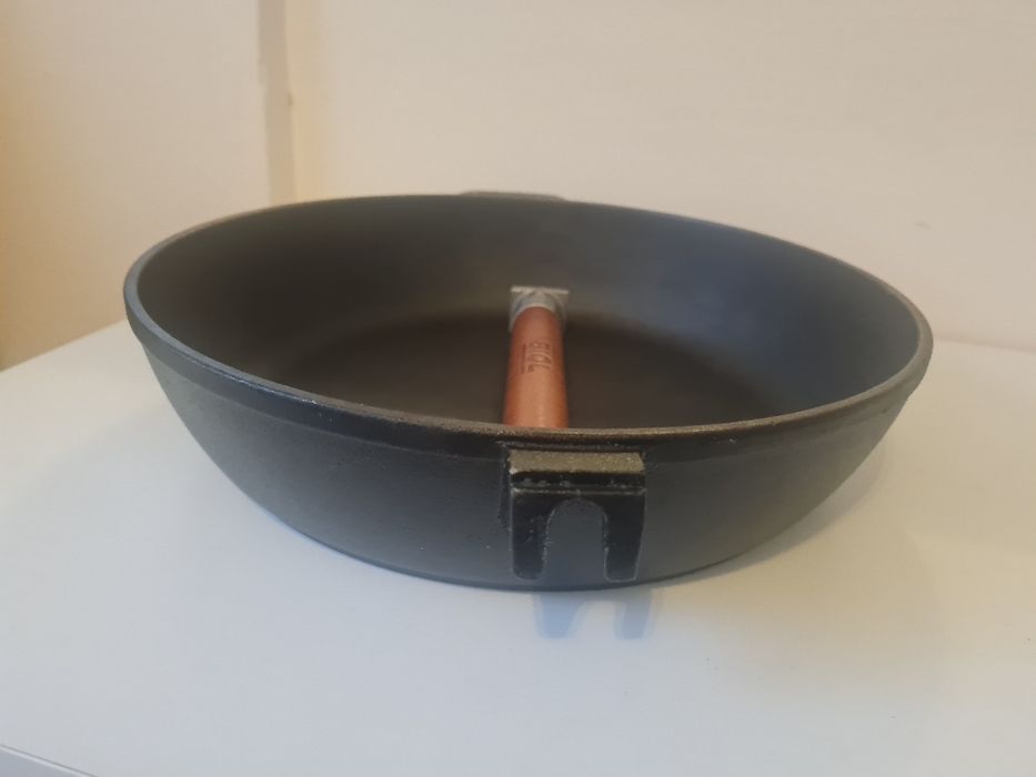 Продавам чугунен тиган BIOL -28 см.