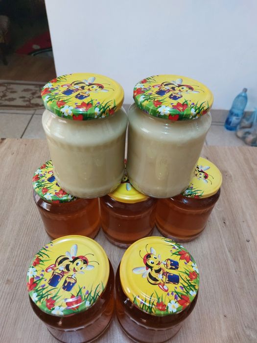Miere 100% naturala.
Miere de salcâm 35 lei kg 
Miere de tei 30 le