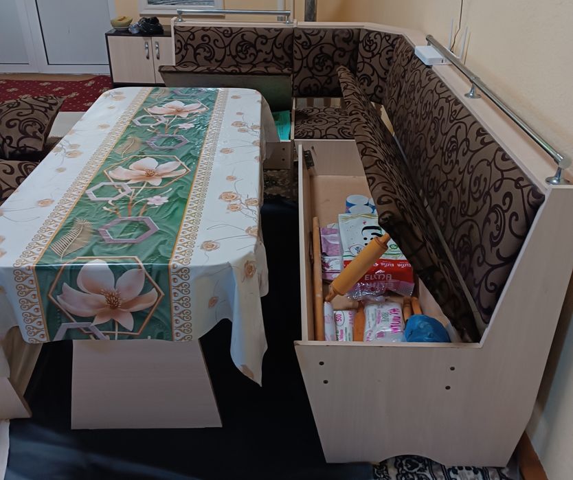 Продается кухонный уголок с откидными сидением