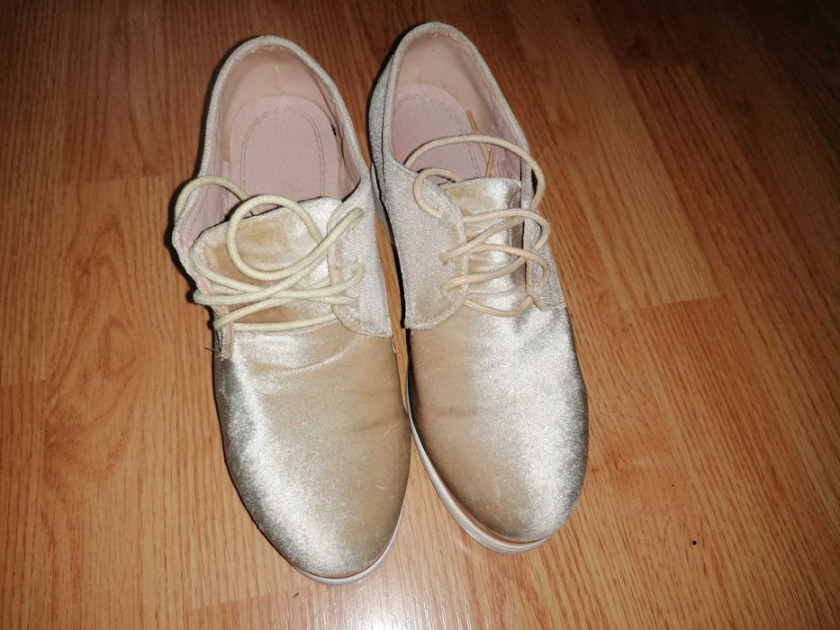 Pantofi pentru femei din catifea