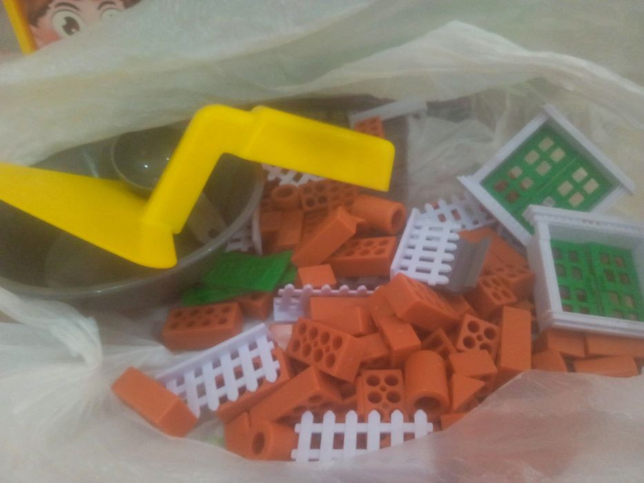 Продам конструктор дом из кирпичей