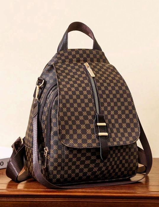 Кокетна раничка с много разделения