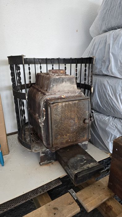 Печь для бани с баком для воды.