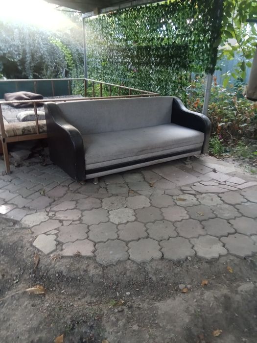 Продам диван в нормально состоянии