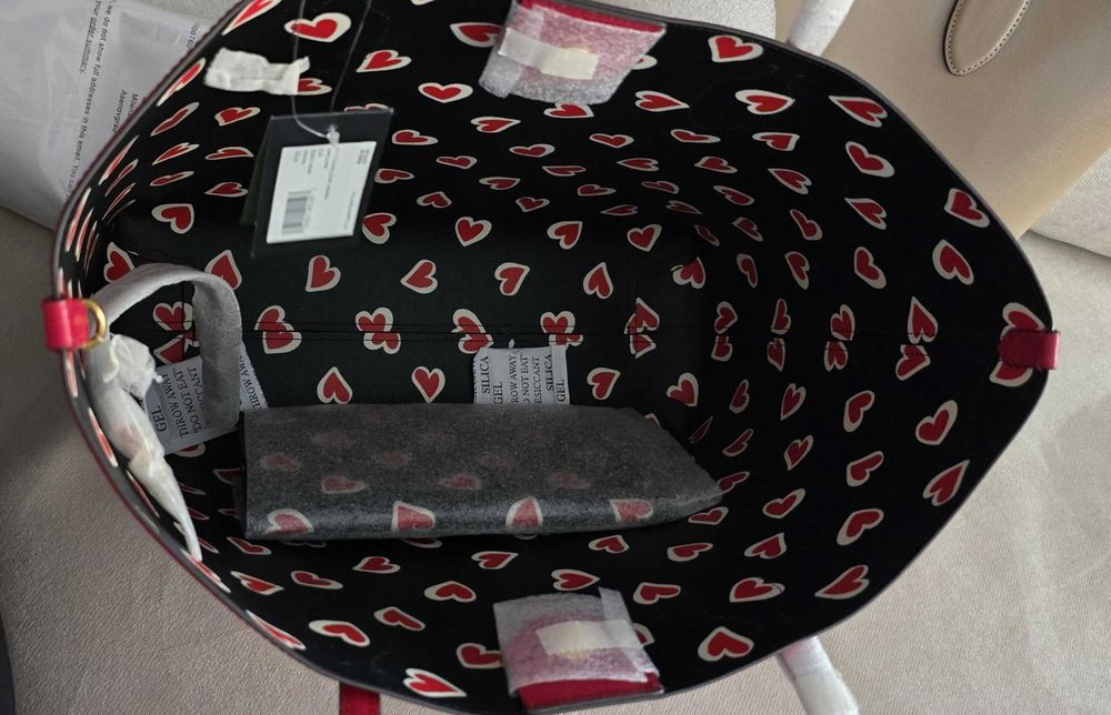 НОВО! KATE SPADE Bleecker Stencil Hearts Pop