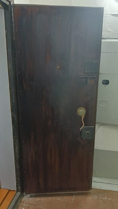 Продам железную дверь