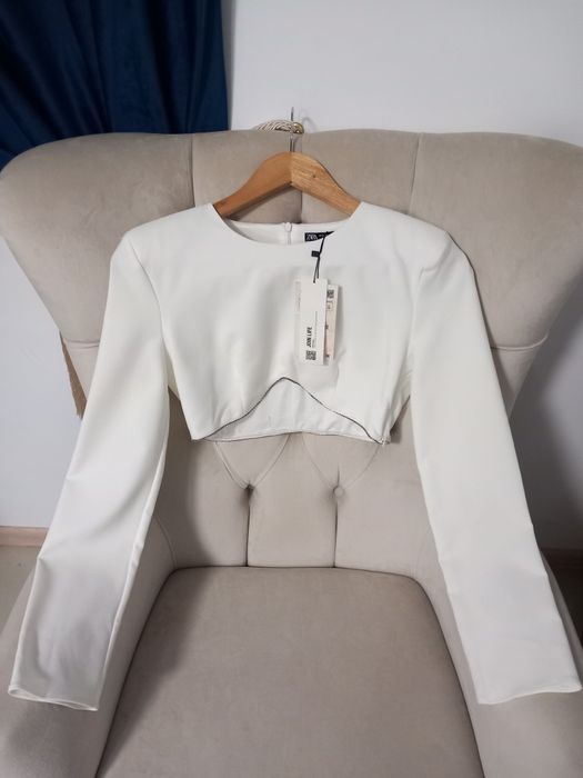 Bluza alba scurta cu umeri supradimensionați și pietricele mărimea M