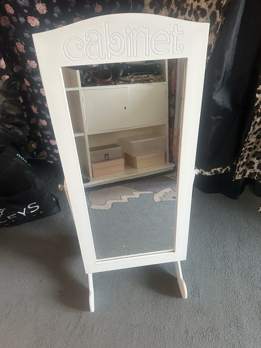 Dulapior cu oglinda  pentru bijuterii