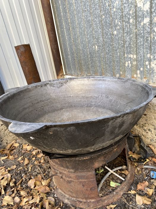 Продаю казаны с подставкой для