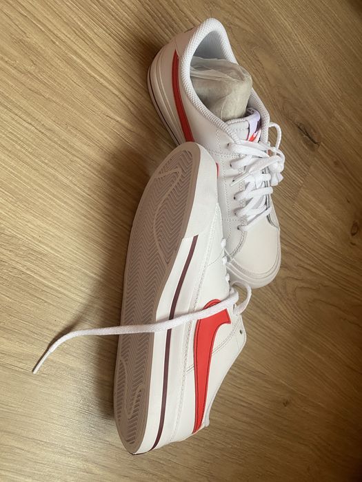 Маратонки NIKE нови