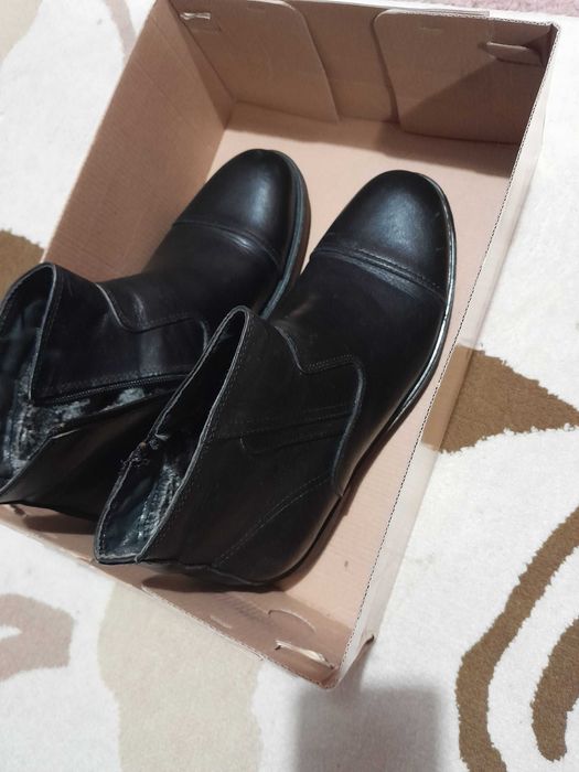 Продавам нови мъжки боти от естествена кожа с подплата. Номер 41