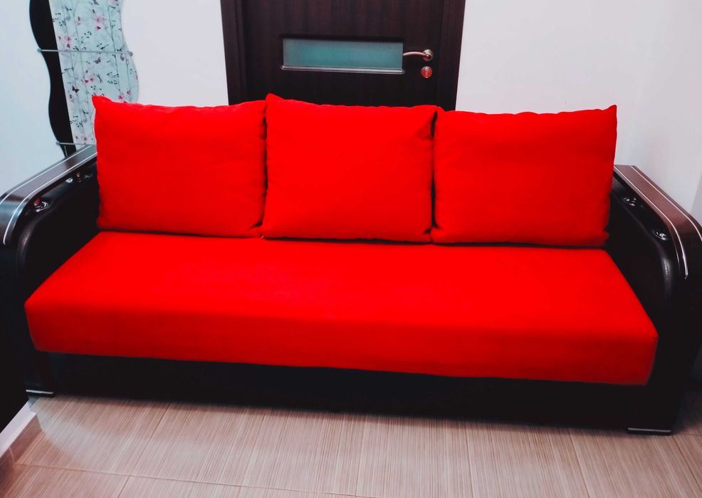 Canapea patru locuri extensibila cu lada depozitare se face pat și are și perne ideala pentru living dormitor bucătărie