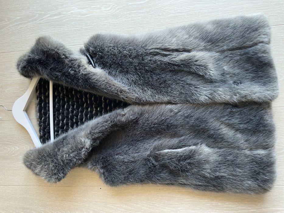 Vesta gri din blana moale, cu interior din lana