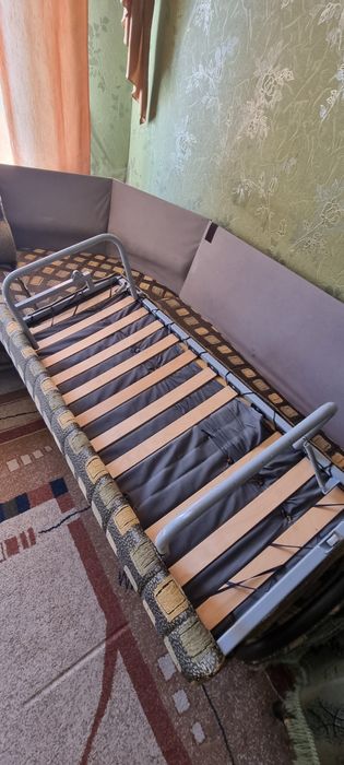 Срочно продам прочный диван с креслом