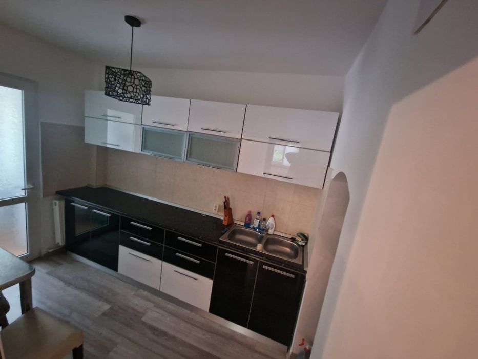 Inchiriez apartament 3 camere decomandat 70mp etajul 1 micro 38 la Z  pret 1900 lei 3 balcone